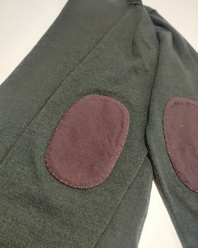 Merinovillaneuleeseen ommellut kyynärpääpaikat