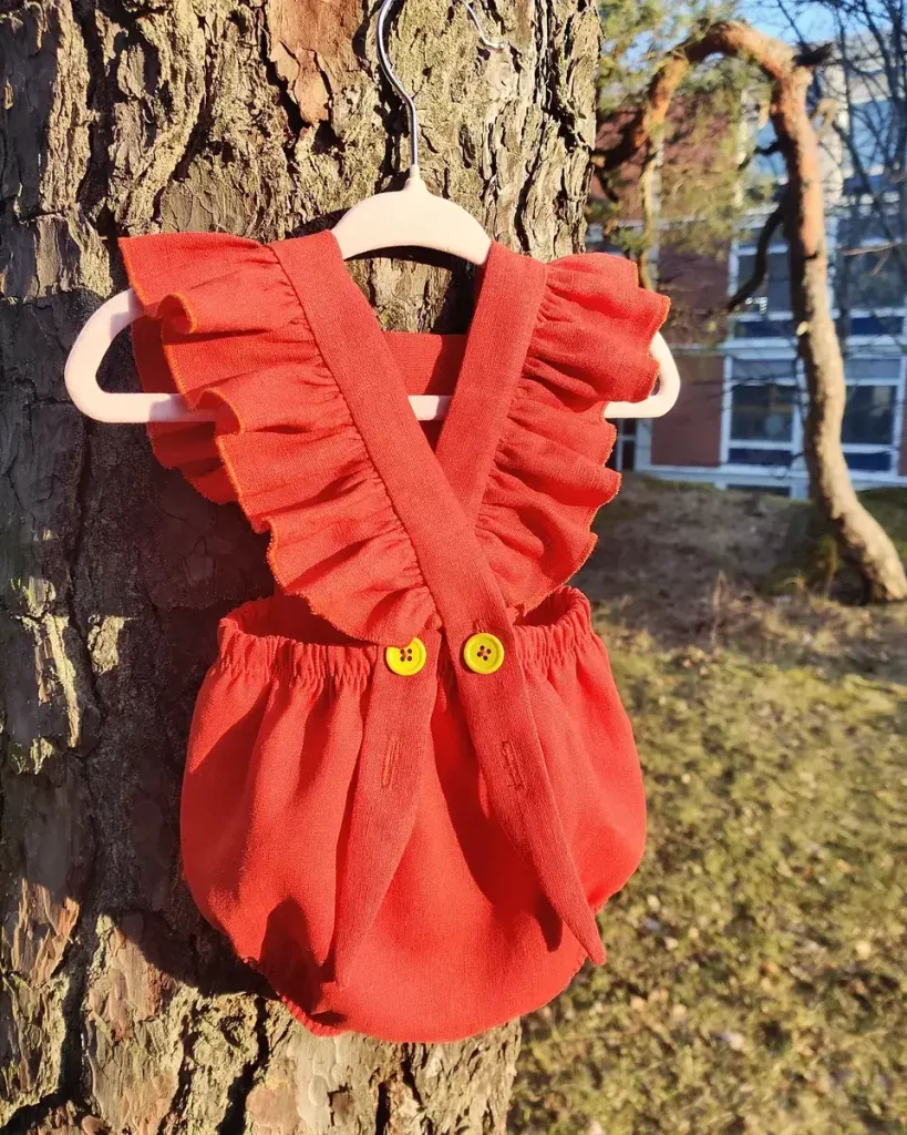 Lasten röyhelöhaalari pellavasta, ristikkäiset olkaimet